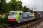 Die BLS Cargo 502, Re 486 502-8/E 486 502 SF  The Alpinists in Europa  (91 85 4486 502-8CH-BLSC) fährt am 07 Juli 2025 mit einem HUPAC KLV-Zug durch Kirchen (Sieg) in Richtung Köln.

Nochmals einen lieben Gruß an den netten Lokführer zurück.

Die TRAXX F140 MS wurde 2008 von Bombardier in Kassel unter der Fabriknummer 34401 gebaut und an die BLS Cargo AG (Bern) geliefert. Die Loks sind nur für die Schweiz, Deutschland, Österreich und Italien zugelassen.

Der Erfolg im Güterverkehr veranlasste die BLS zehn weitere TRAXX zu bestellen im Gegensatz zur ersten Serie TRAXX F140 AC1 mit der Bezeichnung Re 485 001 bis 485 020, die nur unter Wechselstrom fahren können, können die TRAXX F140 MS Re 486 501 bis 486 510 auch unter 3.000 Volt Gleichstrom eingesetzt werden. Bombardier hatte seit der ersten Lieferung Verbesserungen vorgenommen. Dabei wurde der Lokomotivkasten optimiert und die Traktionsausrüstung mit moderneren Komponenten versehen. Eine Nachbeschaffung wäre noch möglich gewesen, hätte aber dazu geführt, dass die Lokomotiven nicht auf dem neuesten Stand waren und nicht unter der Gleichstromfahrleitung eingesetzt werden konnten. Die eingebauten Zugbeeinflussungssysteme erlauben den Einsatz in Deutschland, Österreich, der Schweiz und Italien (DACHI). Anfänglich waren die Lokomotiven in der Schweiz nur für den Einsatz auf Strecken mit konventioneller Zugbeinflussung und nicht auf ETCS Level 2 Strecken zugelassen. Die Re 486 können unter sich und mit den Re 485 und Lokomotiven der Baureihe 185/186 in Vielfachsteuerung eingesetzt werden. Mittlerweile nach Umbauten durch die BLS, können die Loks nun auch mit Re 465, sowie mit Siemens Vectron der BR 193 bzw. Re 475 in Mehrfachtraktion gefahren werden.

TECHNISCHE DATEN:
Spurweite: 1.435 mm (Normalspur)
Achsformel: Bo’Bo’
Länge über Puffer: 18.900 mm
Höhe: 4.385 mm
Breite: 2.978 mm
Drehzapfenabstand: 10.400 mm
Achsabstand im Drehgestell: 2.600 mm
Dienstmasse: 85 t
Höchstgeschwindigkeit:  140 km/h
Dauerleistung: 5.600 kW
Dauerzugkraft: 300 kN
Treibraddurchmesser: 1.250 mm
Stromsysteme: 15 kV 16,7 Hz, 25 kV 50 Hz Wechselstrom sowie 3 kV und 1,5 kV Gleichstrom
Antrieb: Tatzlager