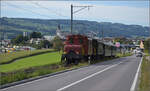 Historische Seethalbahn in Aktion.

Der Museumszug mit Seetalkrokodil De 6/6 15301, A 3/5 10217 und den Seetalwagen fährt die Rampe aus Hochdorf Richtung Emmenbrücke hoch. September 2024.