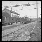 Dies Bild stammt nicht von mir, sondern aus dem Archiv der SBB, ist jedoch frei verwendbar. 

Hier der entsprechende Bildtext: 
Ae 3/6 II Nr 10410 mit Personenzug im Bahnhof Büren an der Aare, 4. Okt. 1944 

URL: https://www.sbbarchiv.ch/detail.aspx?ID=245605

Bei der Vertiefung mit dem Bild und der Strecke Lyss - Solothurn (-Herzogenbuchsee) zeigte sich, dass der elektrische Betrieb auf dieser Stecke just einen Tag vor dieser Aufnahme aufgenommen wurde. Damit einher ging auch eine Verbesserung des Angebotes: nun verkehrten elf elektrisch geführte Zugspaare statt wie vorher nur sechs während der Dampftraktion. 

1944: Das war auch das Jahr, als die BLS Ae 4/4 in Betrieb genommen wurde und die auch heute noch an praktisch jedem Bahnhof zu sehende SBB-Uhr kreiert wurde.  

Ich zeige dieses Bild hier als Ausnahme aus einem ganz besonderen Grund: Zur Feier meines 40 Jährigen Dienstjubiläum bei der SBB - CFF, war doch Büren an der Aare meine erste Lehrstation.

