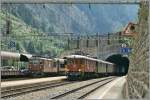 Die BLS Ae 6/8 205 erreicht mit ihrem S�drampenfest-Exrazug Goppenstein, w�hrend im Hintergrund die BLS Re4/4 163  Grenchen  im Autotunnel-Verkehr eingeteilt ist.