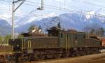 Vor der Kulisse der Walliser Alpen pr�sentiert sich die Ce 6/8 II 14275 im Bahnhof St.