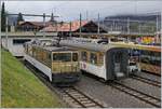 Obwohl die MOB erneut ihre Fahrzeuge umlackiert, zeigen diese in Zweisimmem Stehnden GDe 4/4 und der deklasierte A in der wenige geliebtne  GoldenPass -Gold-Lackierung.