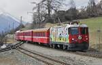 Von den 23 in zwei Serien beschafften Ge 4/4 II stehen bis auf die nach einem Unfall abgebrochene 628 alle Lokomotiven noch im Dienst. Die 611  Landquart  wurde als erste Ge 4/4 II am 30.05.1973 in Betrieb genommen. Seit 2008 wirbt sie für die Login Berufsausbildung AG. Hier kommt sie am 02.04.2022 in Scoul-Tarasp an.