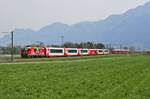 Nochmals der Glacier-Express am 29.03.2022 bei Felsberg, diesmal mit der Ge 4/4 II 629  Tiefenkastel  aus Chur kommend.