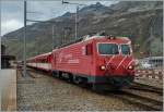 Die MGB HGe 4/4 103 mit einem Regionalzug nach Disentis im zur Zeit durch Umbauarabeiten etwas eingeschränkt zu benutzenden Bahnhofs von Andermattt .