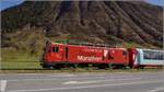 Vor dem Gamsstock im Hintergrund zieht MBG HGe 4/4 II 104 den Glacier-Express nach Andermatt.