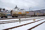 4-achsiger Drehgestell-Containertragwagen 31 85 455 218-3 CH-SBBC, der Gattung Sgnss (60ft), der SBB Cargo AG, im Zugverband am 21.01.2023 bei der Zugdurchfahrt in Niederschelden (Sieg), beladen mit