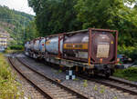 Vierachsiger Drehgestell-Taschenwagen für den Transport von Sattelaufliegern und Container 83 85 4754 738-3 CH-HUPAC der Gattung Sdkmms der HUPAC Intermodal SA, im Zugverband am 24 Juli 2025, bei