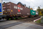 Sechsachsige Drehgestell-Gelenk-Containertragwagen-Einheit (6-achsiger Containertragwagen), 33 85 4962 252-4 CH-TOUAX, der Gattung Sggmrss 90', der irischen Vermietungsfirma Touax Rail Limited, am 16 Oktober 2025 im Zugverband bei einer Zugdurchfahrt in Kirchen/Sieg, hier beladen mit zwei 45 ft Containern.

TECHNISCHE DATEN:
Spurweite: 1.435 mm (Normalspur)
Umgrenzungsprofil: G1
Anzahl der Achsen: 6 in drei Drehgestellen
Länge über Puffer: 29.590 mm
Drehzapfenabstand: 2 x 11.995 mm
Achsabstand im Drehgestell: 1.800 mm
Laufraddurchmesser: 920 mm (neu)
Ladelänge: 2 x 13.820 mm (2 x 45 ft)
Höhe der Ladeebene über SOK: 1.155 mm
Eigengewicht: 28.400 kg
Max. Zuladung bei Lastgrenze S: 106,6 t (ab Streckenklasse D)
Max. Zuladung bei Lastgrenze SS: 91,6 t (ab Streckenklasse C)
Max. Geschwindigkeit: 100 km/h (Lastgrenze SS oder leer 120 km/h)
Bremse: 2 x SW-GP-A (K)
Bremssohle: Jurid 816M
Handbremse: Ja
Kleinster bef. Gleisbogenradius: R 75 m
Verwendungsfähigkeit: TEN-GE