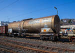 Vierachsiger Drehgestell-Kesselwagen 37 85 7932 914-9  CH-WASCO, der Gattung Zacens, der WASCOSA AG (Luzern), bei der Fahrt im Zugverbund am 24.03.2021 bei der Zugdurchfahrt in Niederschelden (Sieg),