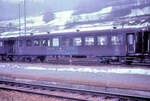 Sogenannte Sanit�tswagen waren h�ufig zu sehen; sie waren aus Umbau 1950-1954 entstanden. Die Wagen 9901-9960 (51 85 20-43 000 bis 20-43 059) konnten seitlich f�r das Einladen von Pritschen ge�ffnet werden und waren ins Ausland �bergangsf�hig. Viele dieser Wagen gelangten 1993 nach Kroatien. Die Wagen 9961-9980 (29-13 000 bis 019) waren Inlandwagen, waren auch f�r Milit�rkrankentransporte eingerichtet und besassen offenbar eine Dampfheizung (2.+3. Ziffer = 13). Im Bild Wagen 29-13 009 in Stein-S�ckingen, 28.Februar 1969.      