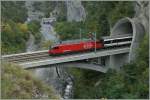 Die vor einigen Jahre neu trassiere und Doppelspur ausgebaute Strecke Leuk - Salgesch für mit Ausnahme eines kaum zwei Wagen langer Brücke über die Dala-Schlucht ausschließlich