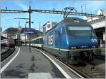 Die BLS Re 465 011-5 in Umlauf eines Walliser_IR beim Halt in Lausanne.