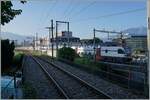 Ein Blick von der Haltestelle Vevey Funi auf den westliche Bahnhofsbereich von Vevey mit einem ausfahrenden RABe 511.