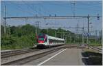 Der TILO FLIRT RABe 524 101 (ETR 524) ist hier ziemlich abseits seiner gewohnten Routen unterwegs ist in Roche unterwegs.

12. Mai 2022 