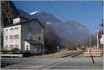 Ein RegionAlps Regionalzug nähert sich dem Château de la Porte de Scex und dessen nahegelegen Bahnübergang.