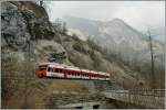 Im engen Tal zwischen Orsi�re und Sembrancher ist ein TMR RABe 527 in der neuen Region-Alpes Farbgebung unterwegs.