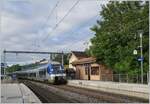 Mit dem SNCF Z 27692 an der Spitze durchfährt ein mehrteiliger TER von Lyon auf der Fahrt nach Genève den Halt Russin.