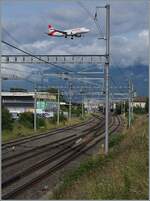 Ein etwas anderes Bahnbild: Ein Blick auf die Strecke Gen�ve - La Plaine von Vernier in Richtung SBB Cargo Bahnhof Vernier Meyrin. Hier sieht man, dass die Strecke nicht dreispurig ist, sondern das Gleis links im Bild ein Industriegleis ist. Ebenfalls sieht (aber h�rt es nicht), dass hier die Einflugschneise des Flughafens von Genf knapp �ber die Strecke f�hrt.

1. Juni 2026