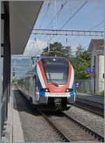 Der als RL7 von Annemasse in Vernier angekommene SBB LEX RABe 522 212 wird weggestellt. Dieser Triebzug wurde erst nachtr�glich zum einem LEX umgebaut, zu erkannen an der weissen Nummer auf rotem Grund. Die  original  LEX haben eine schwarze Nummer auf weissem Grund.
Ebenfalls einen Blick wert ist das nur angeschnittene Bahn-Geb�ude rechts im Bild, welches noch auf der PLM Zeit stammt und in dieser Form noch weitere Male auf der Strecke Gen�ve - La Plaine angetroffen werden kann.

1. Juni 2026