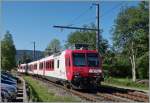 Ein Travys Domino verlässt als Regionalzug 613 Vallorbe - le Barsuss den Bahnhof Le Pont.