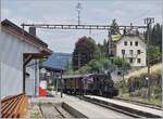 Das CTVJ (Compagnie du Train à Vapeur de la Vallée de Joux) Tigerli E 3/3 8494 (UIC 90 85 0008 494-6) der SLM mit Baujahr 1909 erreicht mit seinem Dampfzug Le Lieu, wo die Kreuzung mit dem