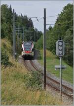 SBB Flirts haben die TRAVYS Domino abgelöst, bieten nun aber eine Durchlauf von Le Brassus nach Aigle an, wobei Vallorbe nicht mehr bedient wird. Beim Einfahrsignal von Le Pont ist der SBB RABe 523 018 auf der Fahrt von Le Brassus nach Aigle. 

23. Juli 2023  