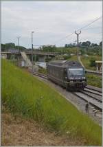 Die BLS Re 465 018 (UIC N° 91 85 4465 018-0 CH-BLS) in Vufflens la Ville.