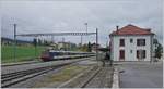 Der RE 18124 Neuchâtel (12:06) nach Frasne (13:06) bei der Durchfahrt in Les Verrières, ein bedienter Bahnhof mit Wartesaal und Billettschalter, reichlich an Prospekten bestückt aber