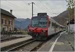 Ein Regionalzug nach Buttes wartet auf den Gegenzug nach Neuchâtel, bevor er seine Fahrt fortsetzt.