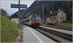 Ein Regionalzug nach Buttes fährt ein.