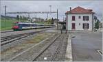 Für Ollis hervorragendes Bild des Integra Stellwerks von Les Verrières hier noch ein Zug dazu: Der RE 18124 auf der Fahrt von Neuchâtel nach Frasne fährt ohne Halt durch den Bahnhof von  Les Verrières in Richtung Grenze. 

29. Okt. 2019