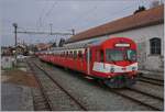 Als ich wohl elf Jahre alt war, reiste zum ersten Mal mit einem EBT RBDe 4/4 nach Burgdorf und noch heute hab ich den Lobgesang des Kondukteurs übern den neusten aller Zuge in meinem Ohr - heute ist der RBDE 4/4 (später RBDe 4/4 / bzw RBDe 566 nicht mehr der  Neuste  und sechs von den acht Zügen sind bereits verschrottet, doch ohne Frage lässt sich auch heute gut in diesem Zug reisen, auch wenn mittlerweile Schwenkschiebetüren zum Standard geworden sind. Der CJ Abt 50 38 38 -33 922 und sein RBDe 566 222 in Bonfol.
15. Dez. 2018