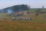 Ein Domino Regionalzug von Palézieux nach Romont im trüben Ende-Januar-Wetter.