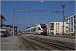 Der Bahnhof von Sugiez zeigt sich noch in der ursprünglichen Landbahnhofambiente, etliche Profilstangen deuten jedoch darauf hin, dass hier bald moderne Zeiten anbrechen werden.