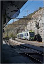 Der RE nach Brig in Form des Lötschberger RABe 535 117 und 112 erreicht den Bahnhof Lalden.