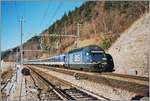 Die BLS Re 465 001 mit einem Schnellzug nach Brig bei der Durchfahrt in Hohtenn; wobei weniger die Lok, als die BLS EW IV Wagen mich bewogen, dieses (qualitativ weniger gute) Analog Bild hier zu