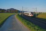 SBB:  STRASSE UND SCHIENE  Ein Flirt als Regionalzug Olten - Solothurn zwischen Niederbipp und Wangen an der Aare am 8.