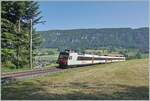 Der aus einem SBB Domino bestehende Regionalzug von Moutier nach Solothurn hat seit der Kreuzung mit dem Gegenzug in Crémines (vor dem Triebwagen unten zu erkennen) kräftig an Höhe