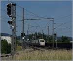 Kurz nachdem das  Waldenburgerli  Richtung Liestal gefahren ist, fährt auf den Normalspurgleisen ein ICE Richtung Basel vorbei.