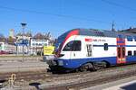 Ueber den Seedamm Rapperswil - Pfäffikon SZ: Triebzug 511 001 wartet in Rapperswil auf die Abfahrt über den Seedam. 5.März 2025 