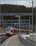 Von Pfäffikon SZ kommend erreicht die nach Einsieden fahrende S13, bestehend aus dem SOB Flirt 526 044-3 Biberbrugg.