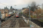 Triebzug 514 023 wird als S2 ohne Halt der Seestrecke entlang fahren nach Zürich.