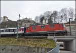 G�ubahn-IC in der Schweiz    Re 4/4 II 11146 mit ihrem IC nach Stuttgart in Neuhausen am Rheinfall, direkt unter dem Schloss Charlottenfels.