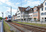 Einfahrt des SOB 526 044 als S6 Rapperswil - Uznach - Schwanden (Glarus) in Schmerikon, vor den malerischen Häusern dieses typischen See-Städtchens.