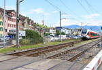 Schmerikon, am allerobersten Zipfel des Zürichsees: Am Bahnhof vor der Häuserfront, SOB 526 044.