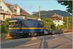 Der MOB Gem 2/2 2503 ist mit einem Dienstzug bei der Bahnhofseinfahrt von Blonay auf der Strecken von Chamby abgestellt und wird wohl für die nächtlichen Gleisarbeiten zum Einsatz kommen.