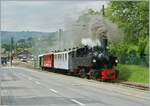 Die SEG G 2x 2/2 105 der Blonay Chamby Bahn verlässt mit ihrem bunten Zug Blonay in Richtung Chamby.