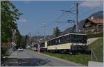 Bei Fontanivent zieht eine MOB GDe 4/4 einen Panoramic Zug Richtung Zweisimmen, der an erste Stelle den zum 40 Panoram-Zug in die Ursprungsfarbgebung zurückversetzten Erste-Klasse Panorama-Wagen