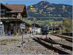 Die MOB Ge 4/4 8003 erreicht mit ihrem Panoramic Express den Bahnhof Saanen.